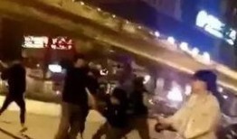 网友爆料殴打男生视频,网友曝光殴打男生现场惊心动魄